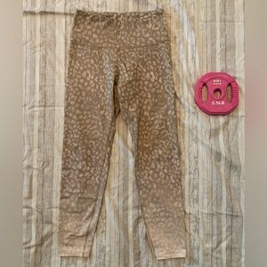 💪🏻 Old Navy Tan Cheetah Medium Leggings